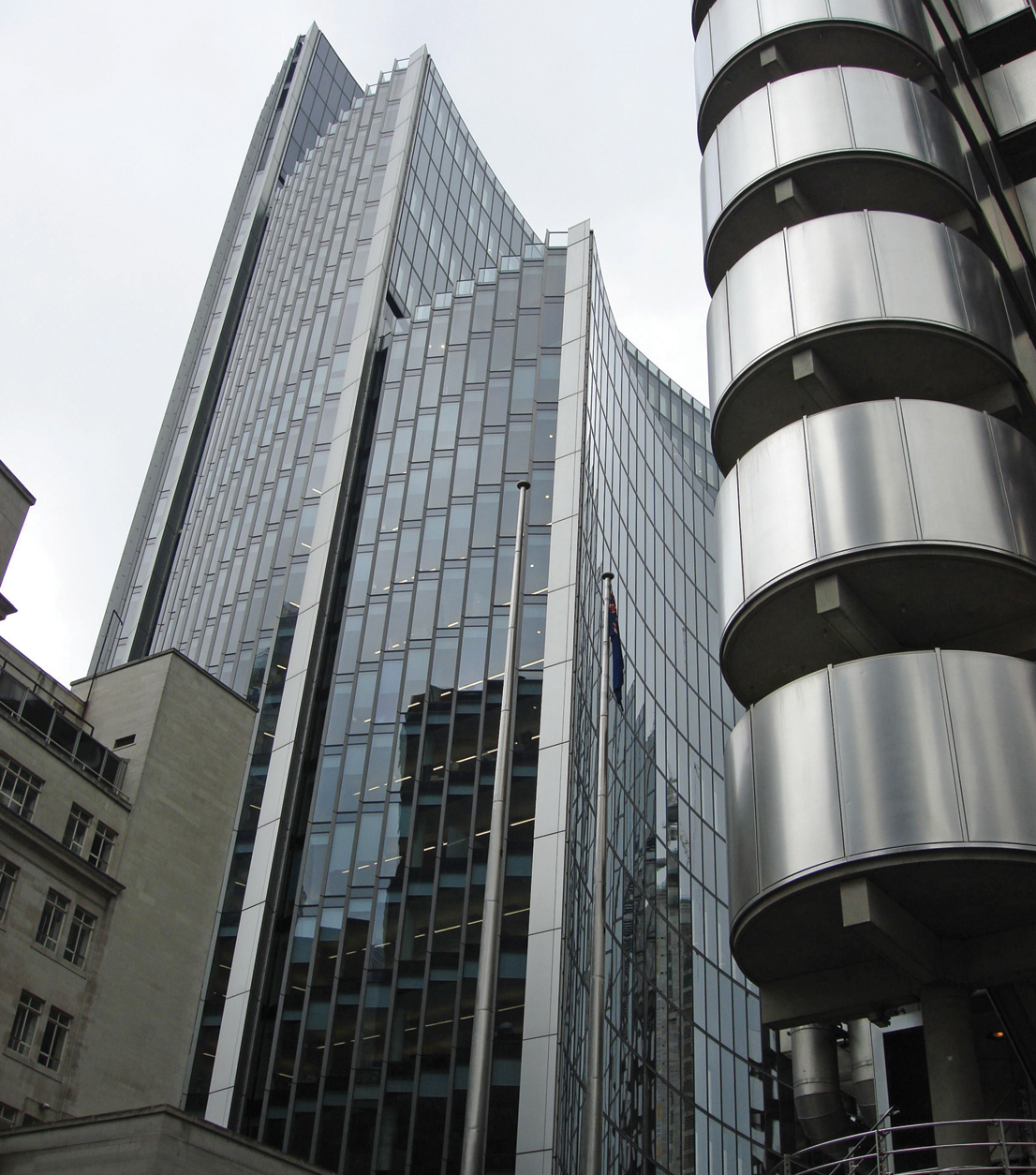 Сугубо технические формы Ллойд билдинга (фрагмент справа) своей динамикой как бы заставляют вгибаться вовнутрь стены соседнего здания, расположенного слишком близко, Лондон